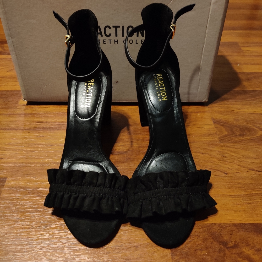 Kenneth Cole Rise Ruffles Shoes - Picture 8 of 8